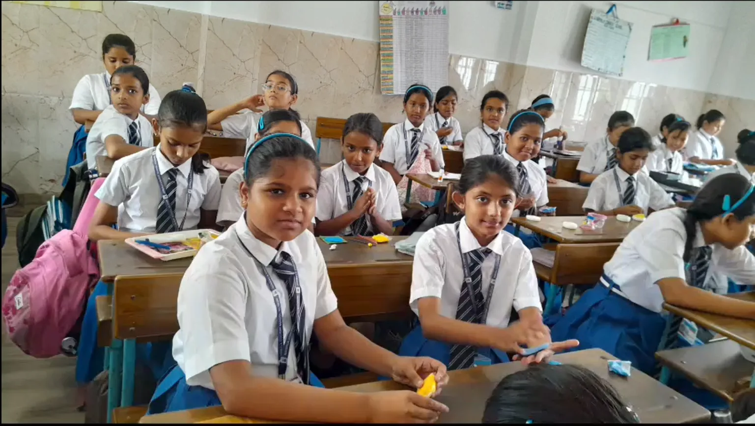 CLAY MODELLING A CLASS ACTIVITY 